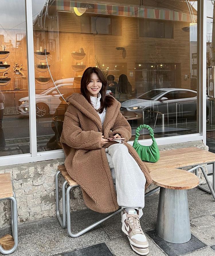 Sao Hàn phát cuồng mốt áo khoác lông cừu, mặc vào cute hết nấc!-1