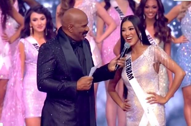 Khoảnh khắc tiếc nuối: Kim Duyên mặc đầm dạ hội bơ vơ trên sân khấu-1