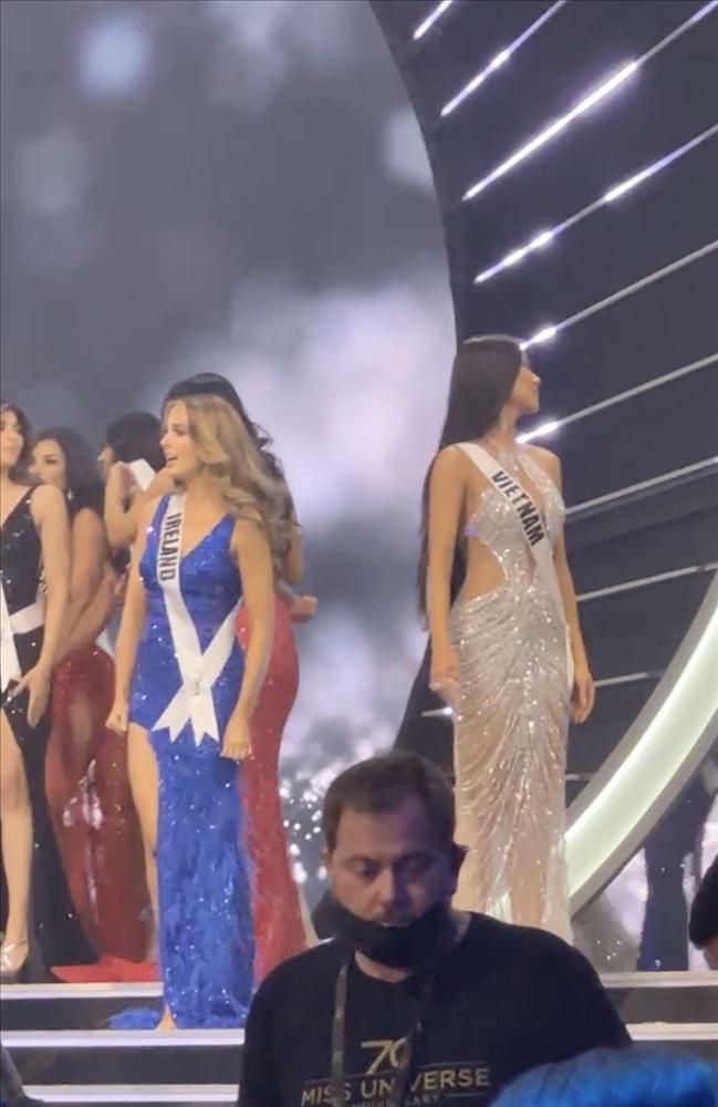 Khoảnh khắc tiếc nuối: Kim Duyên mặc đầm dạ hội bơ vơ trên sân khấu-5