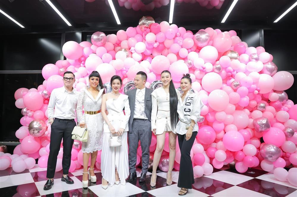 Lệ Quyên giàu sụ mà vẫn chăm mặc lại đồ cũ từ Âu sang Mỹ-4