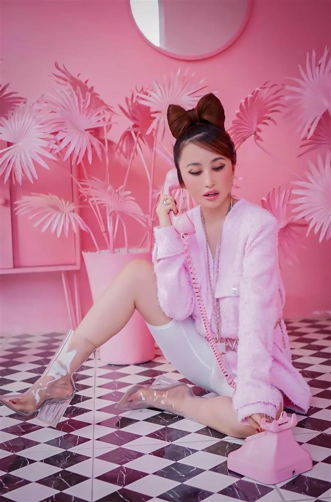 Vợ Minh Nhựa âm điểm thanh lịch vì dáng ngồi kém duyên-6