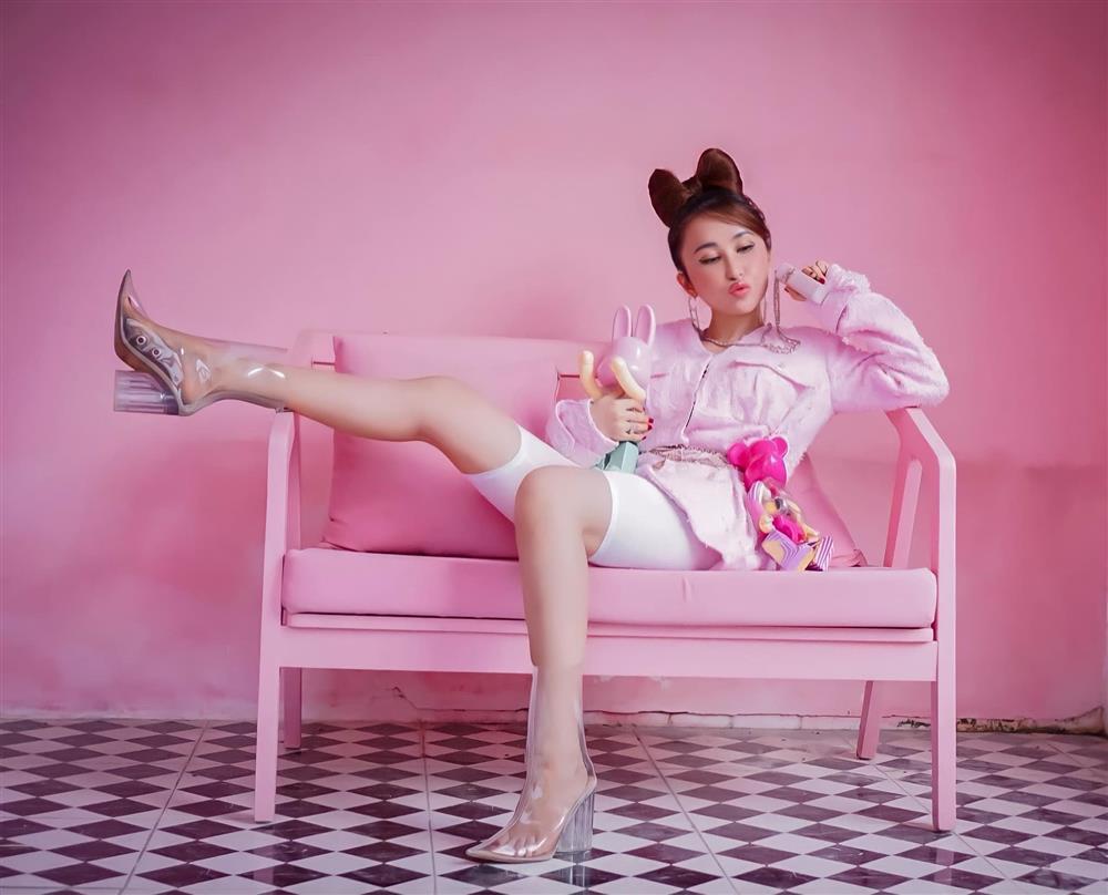 Vợ Minh Nhựa âm điểm thanh lịch vì dáng ngồi kém duyên-4