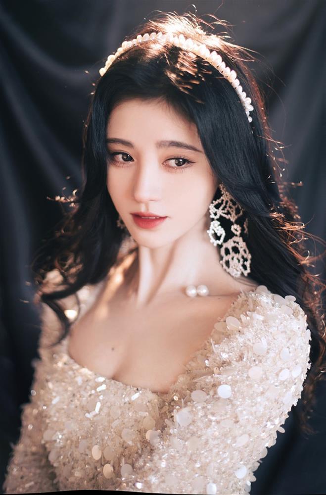 Cúc Tịnh Y gây choáng với vòng eo con kiến khi khoe body-1