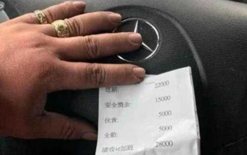 Đi xe sang, khoe lương cao, dùng đồ hiệu, chàng trai vẫn ế-1