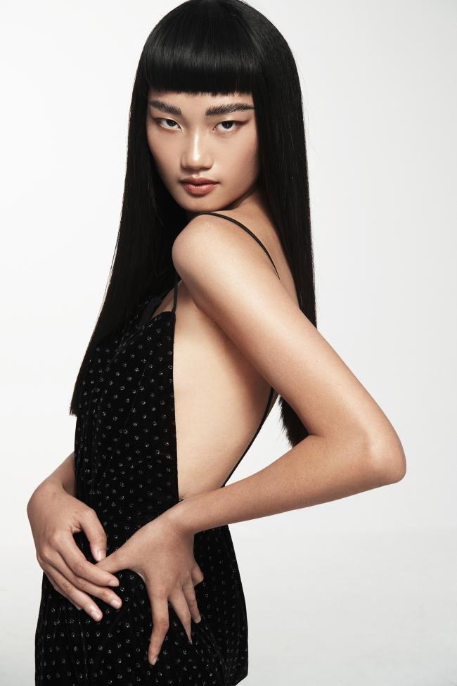 Khi trang điểm, Quỳnh Anh lột xác với màu sắc mới chuẩn model.