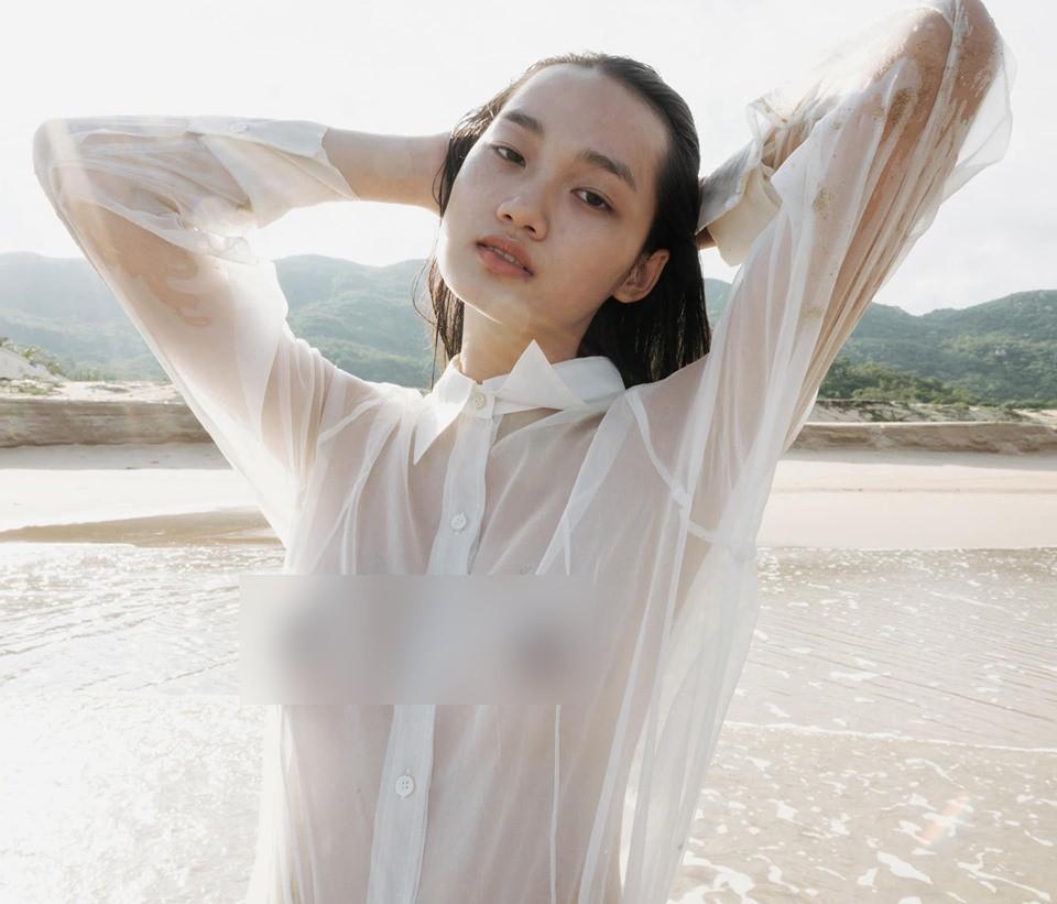 Cô từng gây sốt với bộ ảnh thả rông diện trang phục xuyên thấu.