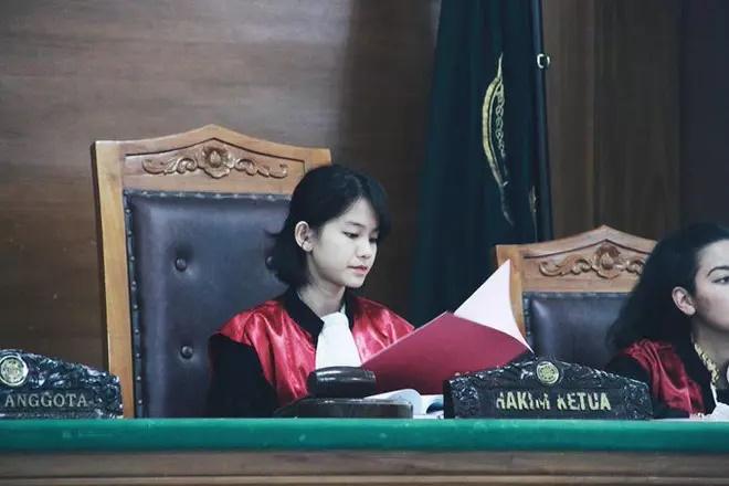 Cô gái gây sốt 22 tuổi ngồi vị trí thẩm phán giờ thế nào?-3