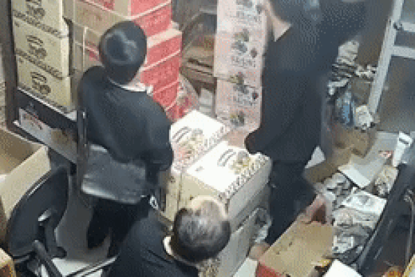 Clip: Thanh niên gánh còng lưng người phụ nữ rơi từ cao xuống-1