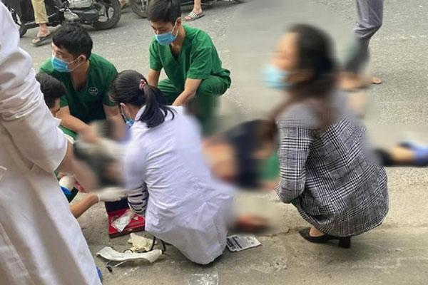 Con trai bị bạn học đâm tử vong,  mẹ gào khóc ngất lịm ở hiện trường-1