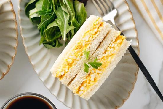 Cách làm sandwich trứng lạ miệng cho bữa sáng