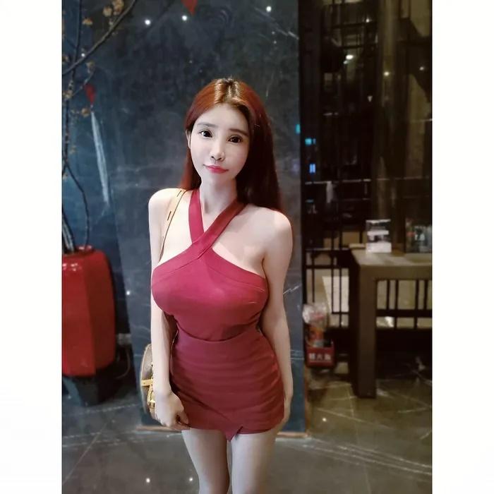 Cô nàng ngực khủng thường xuyên diện những trang phục ôm sát, cắt khoét để show vòng 1 trước ống kính.