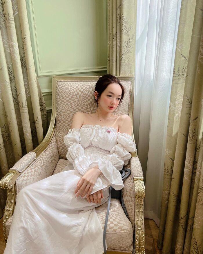 Cùng diện trang phục xanh pastel: Chi Pu gợi cảm, Ngọc Trinh kín đáo-6