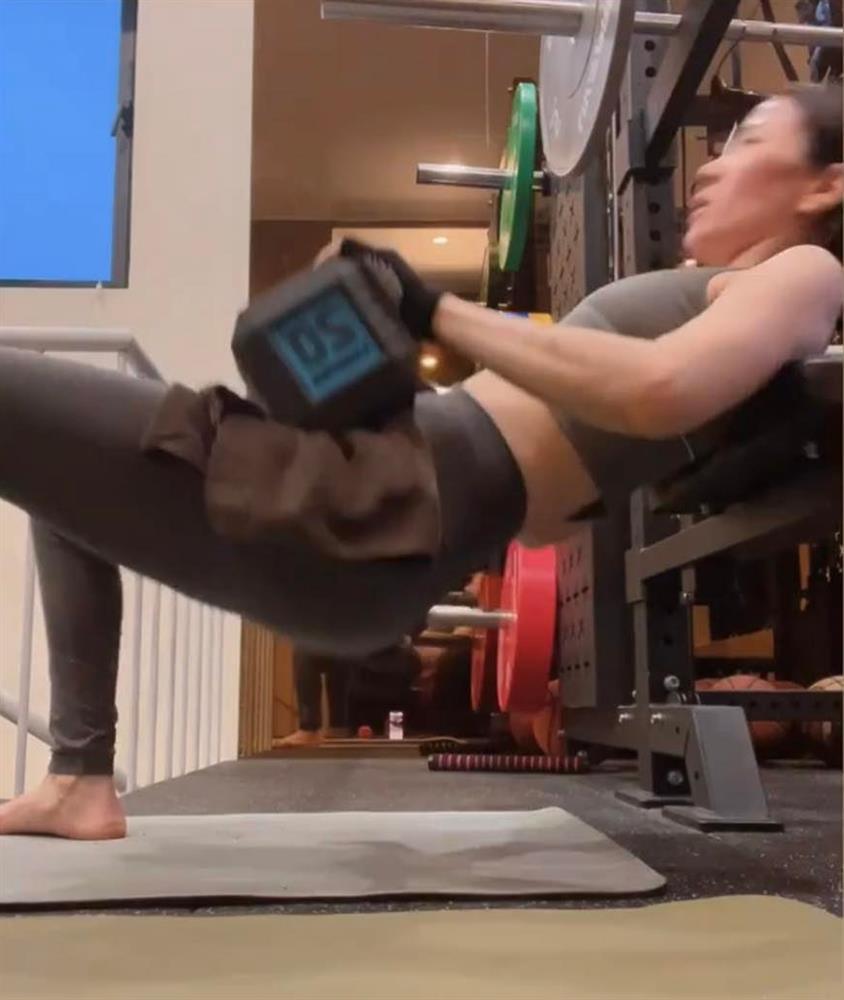 Phi công trẻ đi vắng, Lệ Quyên loay hoay chụp hình mà mỏi thay!-4