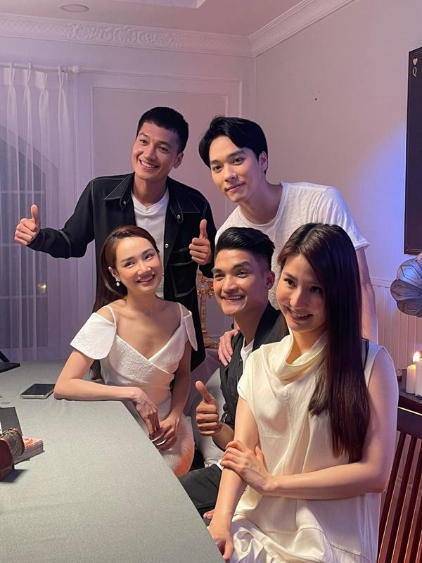 Nhã Phương vui vẻ bên dàn cast 1990 sau scandal mẹ thiên hạ-1