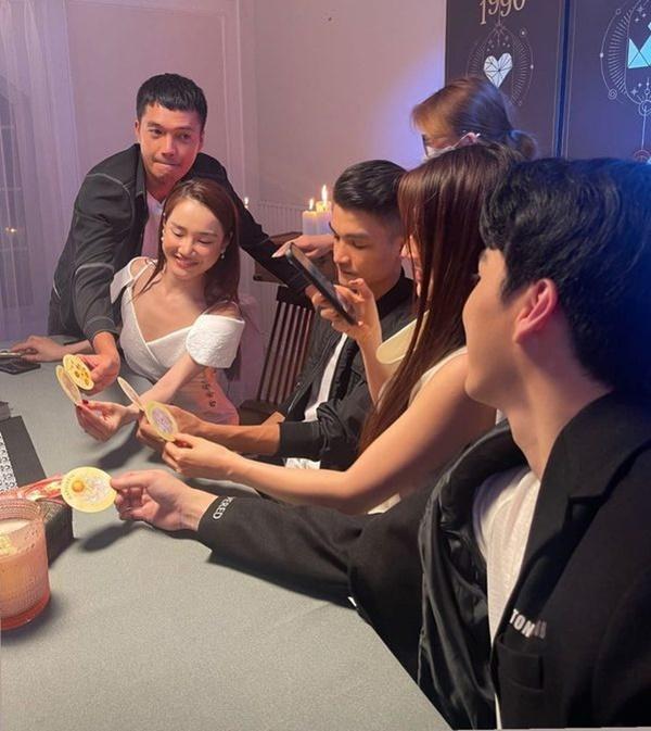 Nhã Phương vui vẻ bên dàn cast 1990 sau scandal mẹ thiên hạ-2