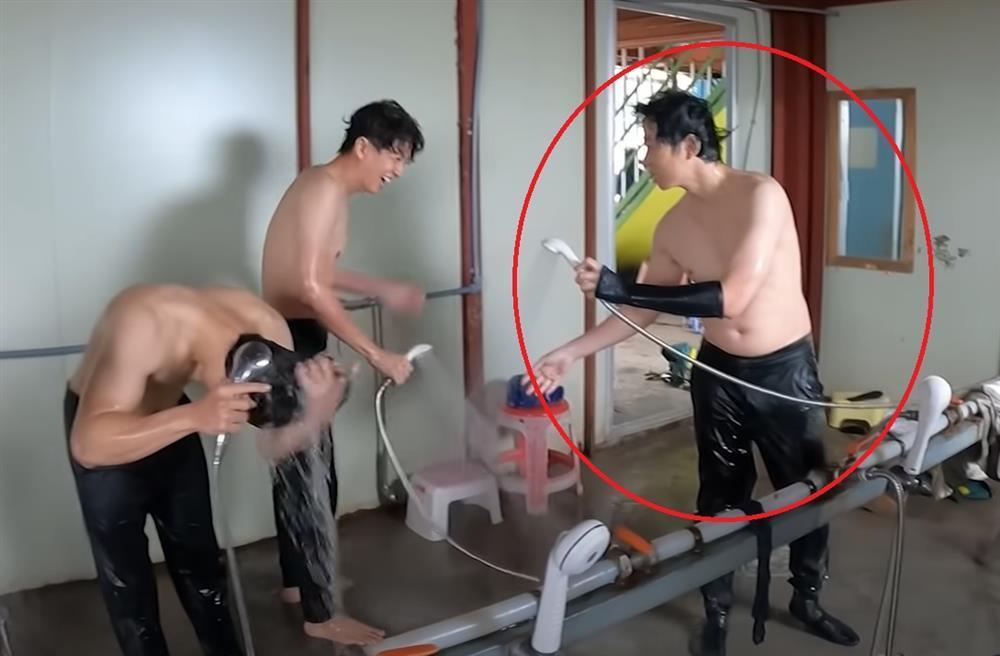 Karik gầy sọp người, mặt bé tí tẹo ai nấy hoang mang-10