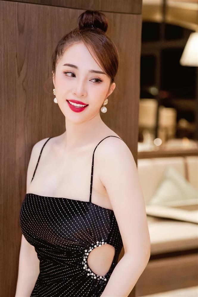 Quỳnh Nga treo đôi loa khủng bằng đầm 2 dây mảnh như bún-2