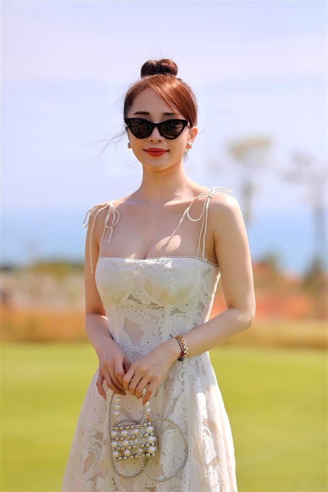 Quỳnh Nga treo đôi loa khủng bằng đầm 2 dây mảnh như bún-3