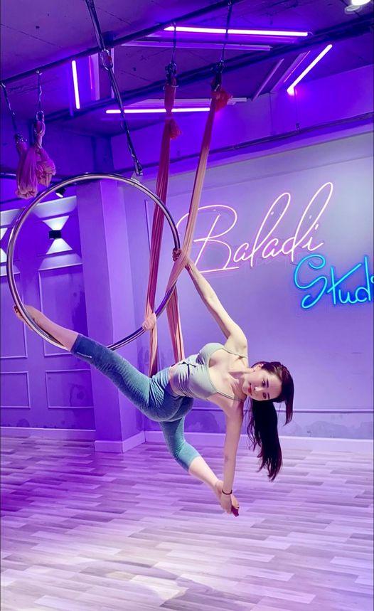 Quỳnh Nga treo đôi loa khủng bằng đầm 2 dây mảnh như bún-10