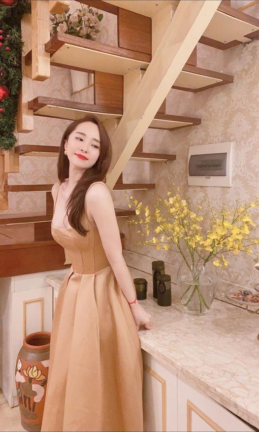 Quỳnh Nga treo đôi loa khủng bằng đầm 2 dây mảnh như bún-6