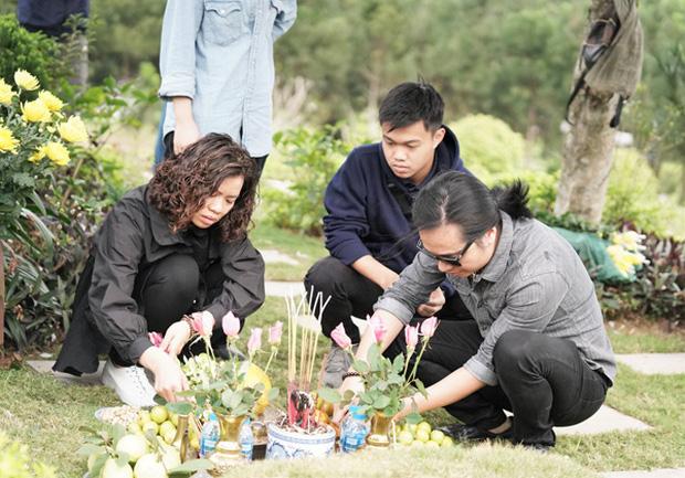 Người thân viếng mộ Trần Lập đúng dịp sinh nhật cố nhạc sĩ-6