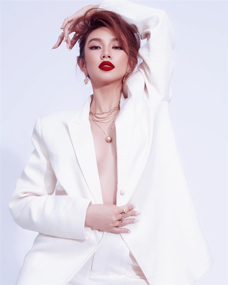 Miss Grand Thùy Tiên mặc suit trắng thả rông khoe ngực trần-7