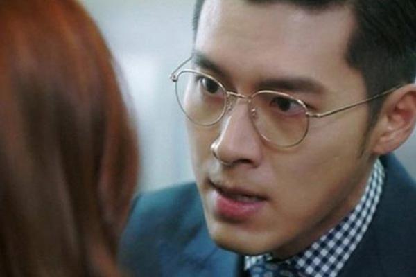 Thấy vợ cũ bế con đứng đợi, chồng nhấn ga lao thẳng tới định đâm-3