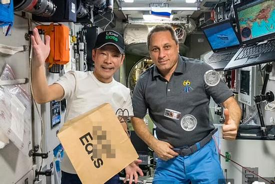 Lần đầu tiên giao đồ ăn cho đơn đặt hàng từ ngoài Trái Đất