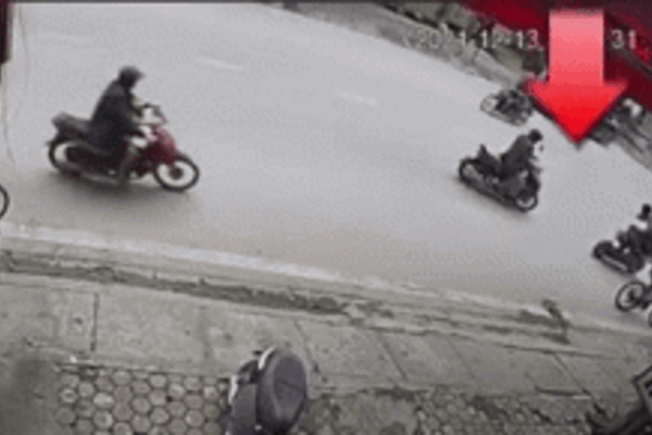 'Xe điên' húc bay người đi xe máy, tông loạt xe khác trên vỉa hè