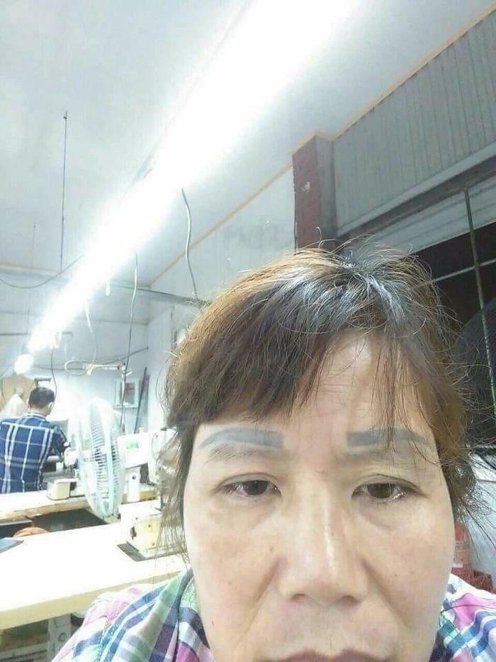 Màn xăm lông mày thiên nga hóa vịt của gái rượu dành cho mẹ yêu-14