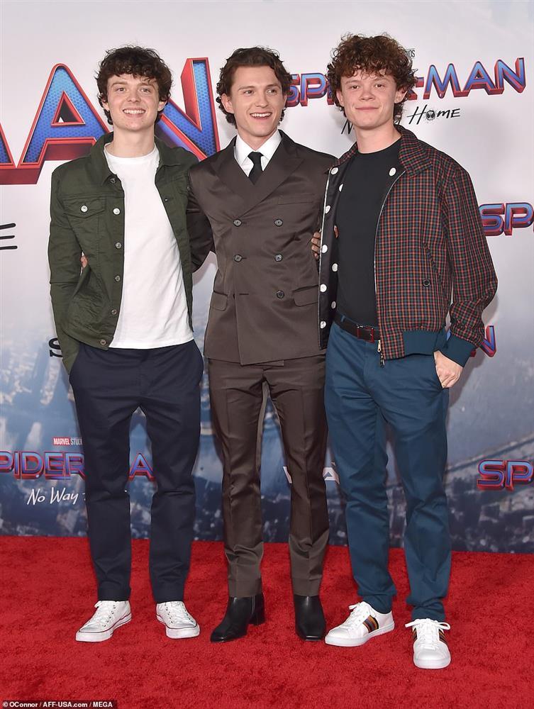 Zendaya hóa yêu tinh nhện dự họp báo Spider-Man-8