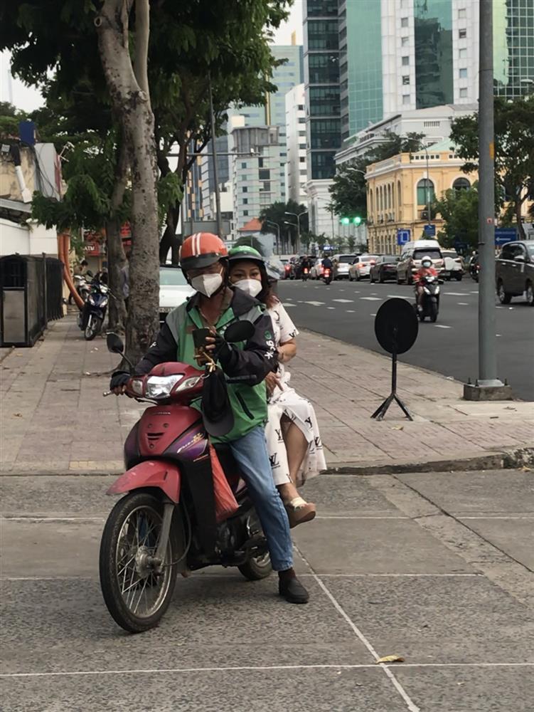 Siu Black tái xuất showbiz, mặc giản dị đi xe ôm đến sự kiện-2