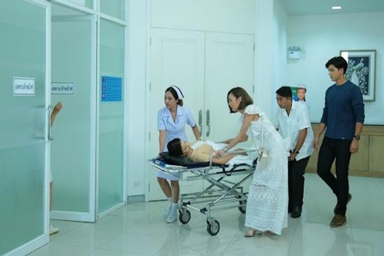 Thấy vợ cũ bế con đứng đợi, chồng nhấn ga lao thẳng tới định đâm