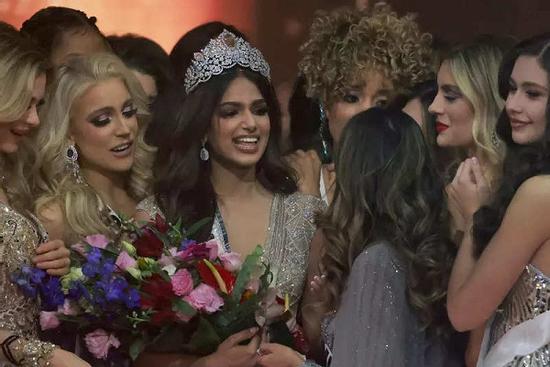 PHỐT CĂNG Miss Universe: Dàn thí sinh hắt hủi tân hoa hậu?