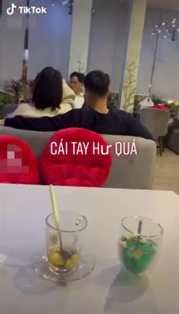 Đỏ mặt cặp đôi ôm hôn, sờ soạng vùng nhạy cảm ở quán cà phê-2