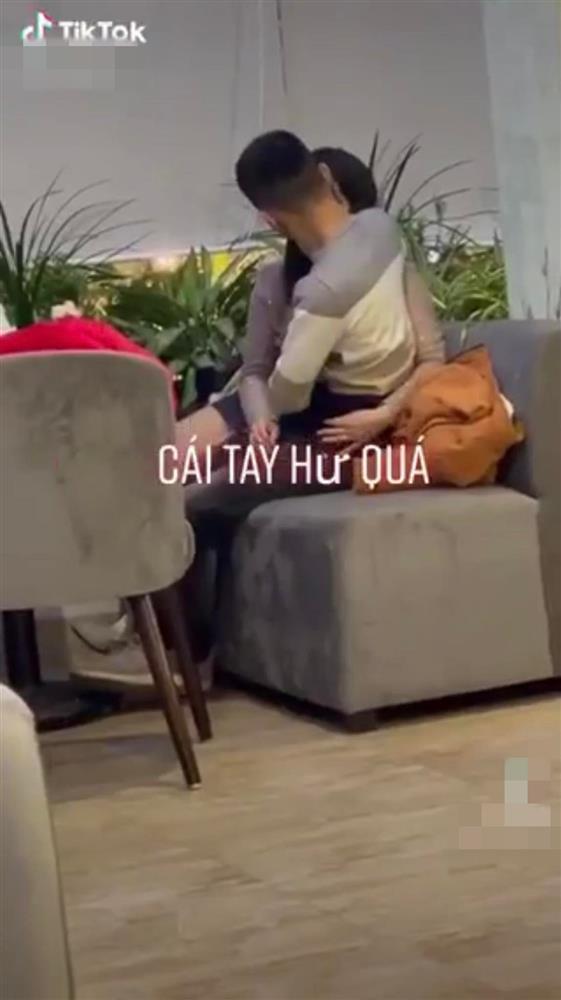 Đỏ mặt cặp đôi ôm hôn, sờ soạng vùng nhạy cảm ở quán cà phê-1