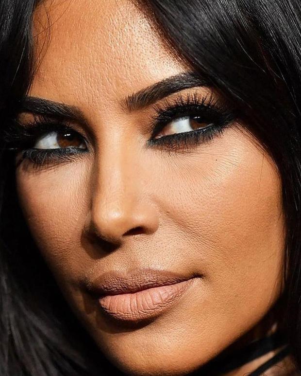 Hung thần ảnh cận mặt tố làn da nhăn của Kim Kardashian, Kendall Jenner-1
