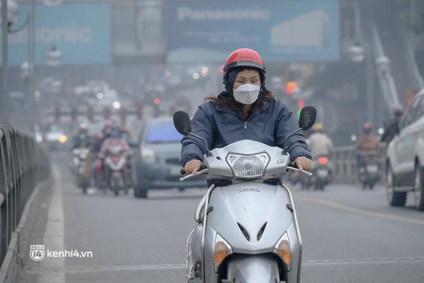 Bên cạnh đó, người dân nếu cần thiết phải ra ngoài thì cần đeo khẩu trang đạt tiêu chuẩn. Nhóm người bình thường nên giảm các hoạt động mạnh ngoài trời, tránh tập thể dục kéo dài.