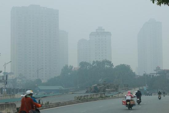 Hà Nội mù mịt do ô nhiễm ở mức báo động, người dân thấy ngột ngạt khi ra đường