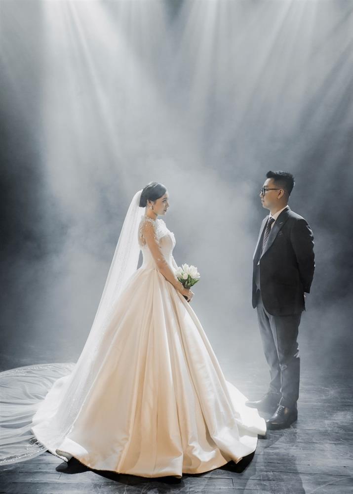 MC xinh đẹp VTV tung ảnh cưới với anh xã CEO-8