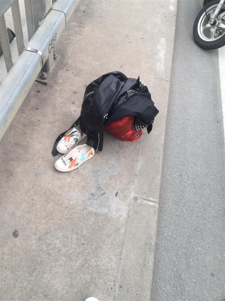 Thanh niên đòi nhảy cầu Nhật Tân, nghi cãi nhau với bạn gái-2