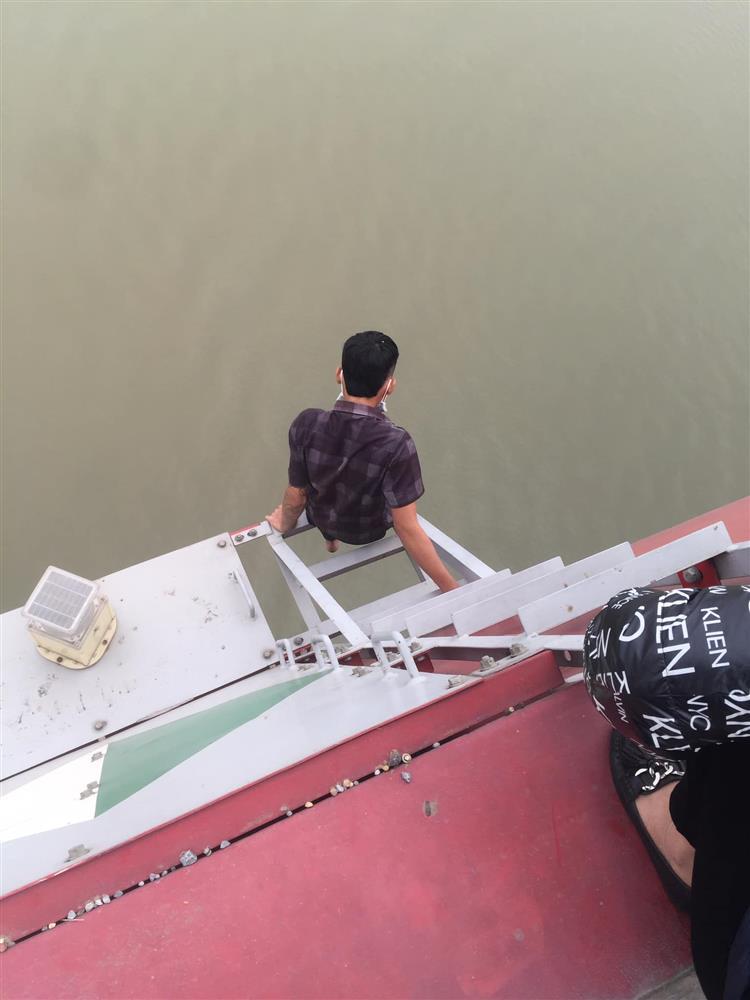 Thanh niên đòi nhảy cầu Nhật Tân, nghi cãi nhau với bạn gái-1