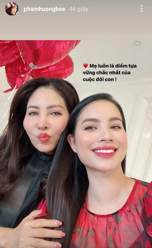 Mẹ Phạm Hương sống ra sao khi sang Mỹ với con gái?-1