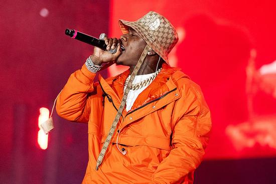 Trót vạ miệng, rapper đình đám bị ném rác, hất nước vào mặt khi đang hát