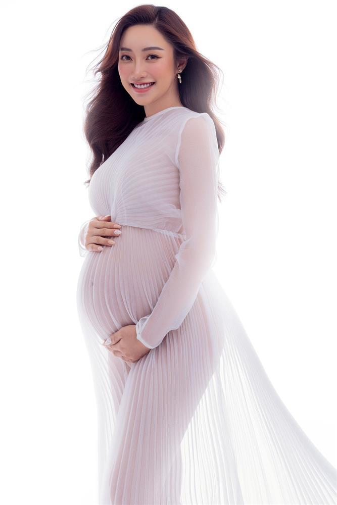 Vợ kém 16 tuổi của Chi Bảo gần đến ngày lâm bồn vẫn nghiện chụp nude-1