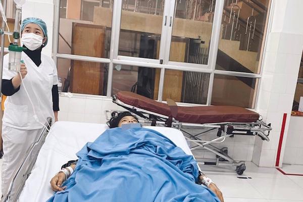 Bé gái 13 tuổi sinh thường tại nhà sót rau suýt chết-1