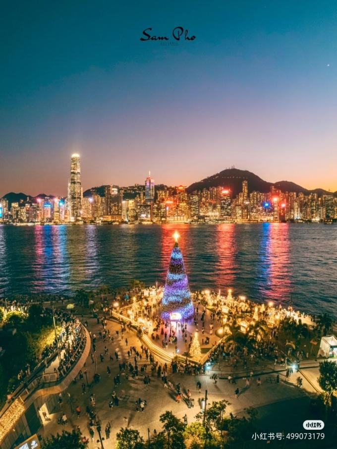 Cây thông Noel cao hơn 20 m vừa được thắp sáng ở vịnh Victoria (Hong Kong), thu hút sự chú ý của người dân xứ cảng thơm. Lễ Giáng sinh là một trong những lễ hội lớn nhất ở Hong Kong. Hầu hết các trung tâm thương mại, các con phố chính đều ngập sắc màu Noel.