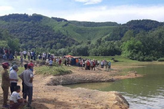 Vụ 2 bé tử vong bất thường: Hơn 400 người tìm kiếm bà nội