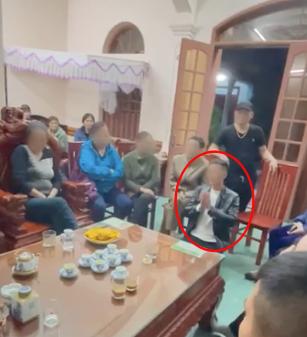 Bị phát hiện cặp em dâu, người đàn ông quỳ xin lỗi gia tiên, họ hàng-1