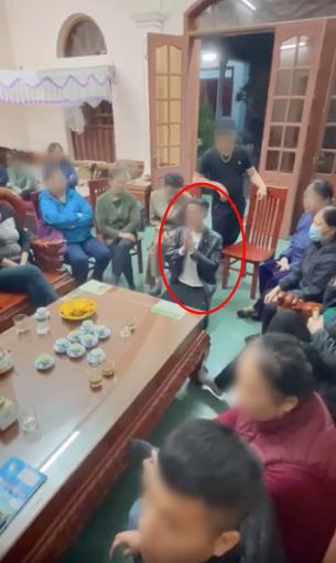 Bị phát hiện cặp em dâu, người đàn ông quỳ xin lỗi gia tiên, họ hàng-2